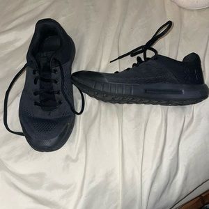 Under armor tennis shoes. UNISEX